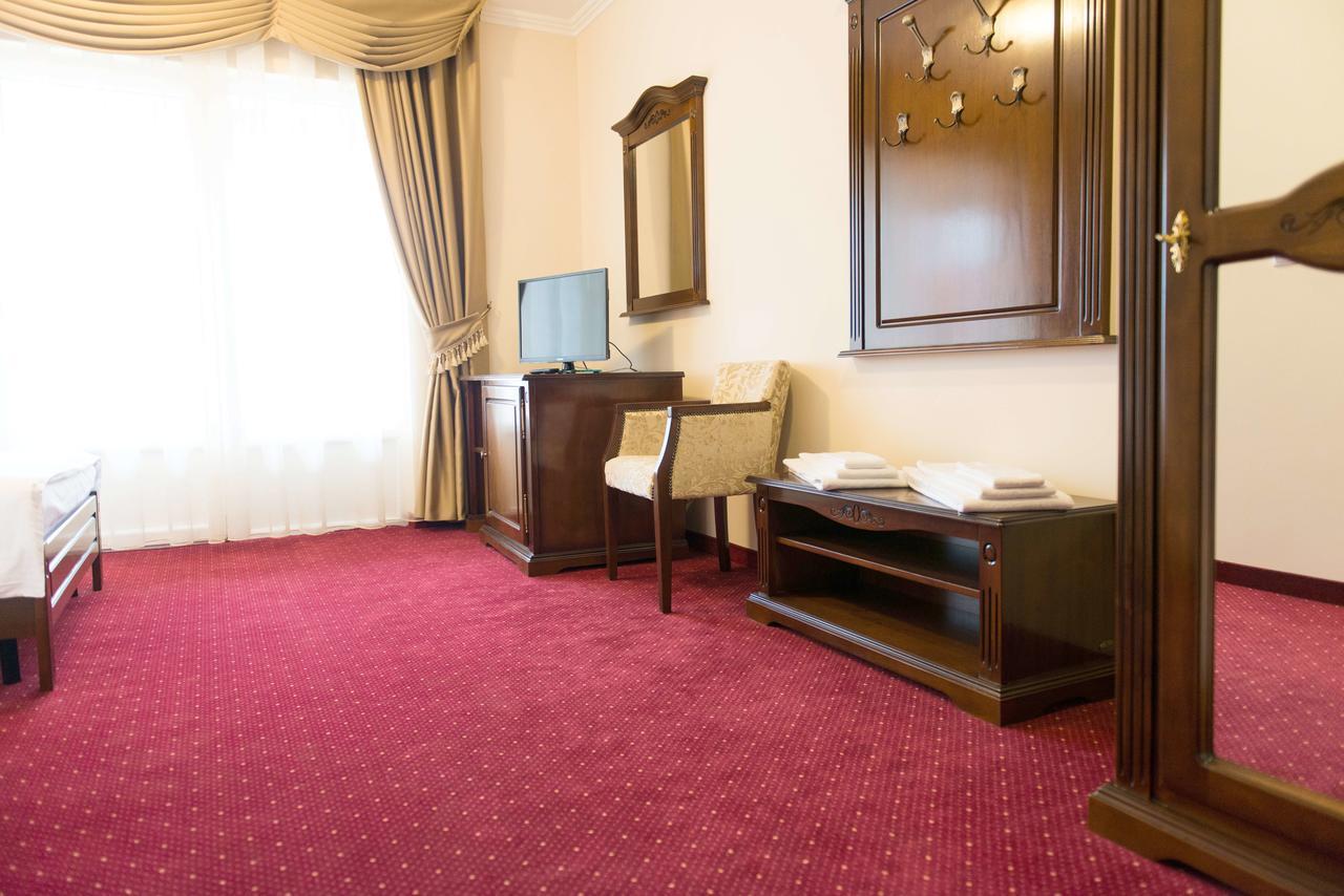 Hotel Dallas Avasfelsőfalu Kültér fotó
