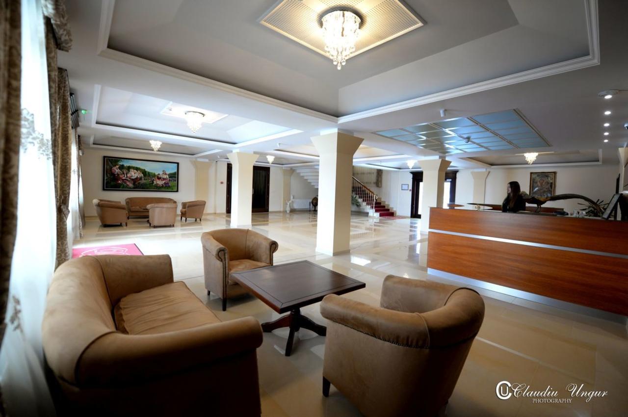 Hotel Dallas Avasfelsőfalu Kültér fotó