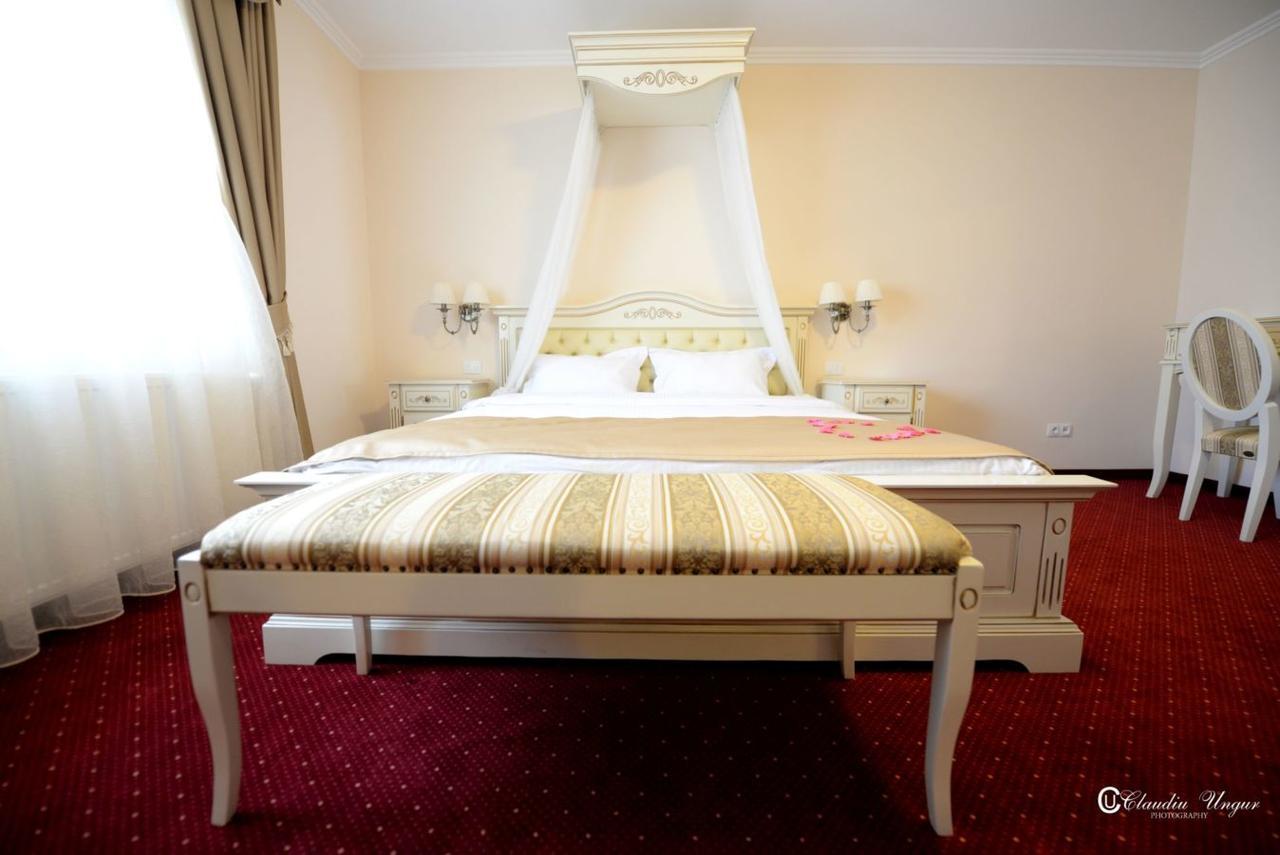Hotel Dallas Avasfelsőfalu Kültér fotó